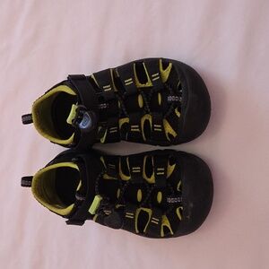 KEEN Kids' Newport H2 Closed Toe Water Sandals in Black and Lime Green Size 10